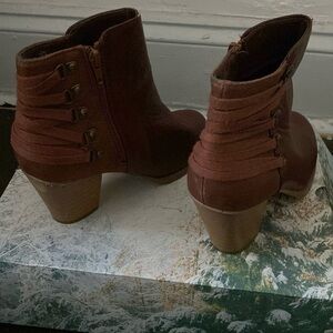 Heeled boot with detail